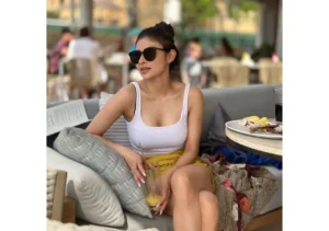 Mouni Roy showed swag by wearing black glasses